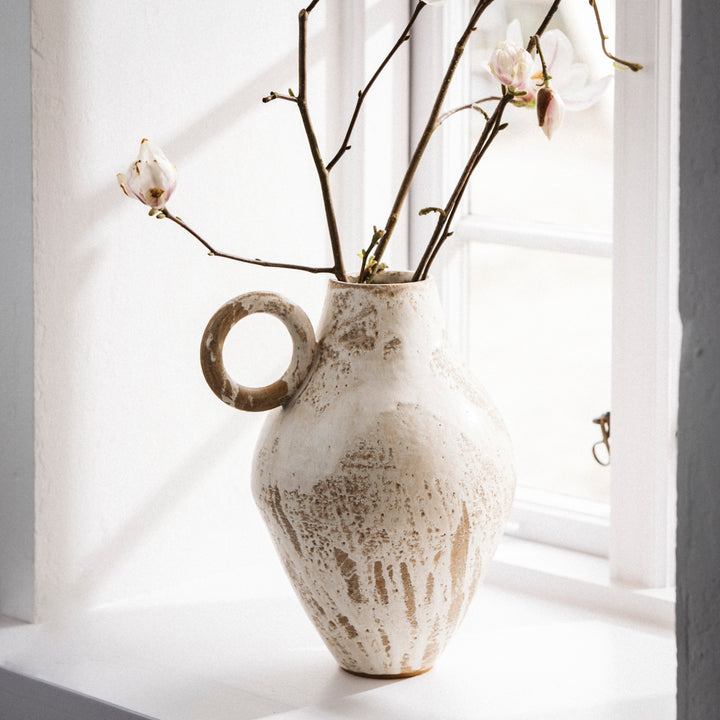 Malin Eva Altena, Vase, Keramik/ Steinzeug, weiß glasiert mit Henkel