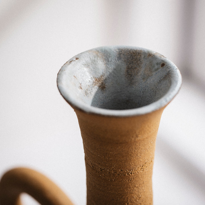 Malin Eva Altena, Vase, Keramik/ Steinzeug, rotbraun mit Henkel