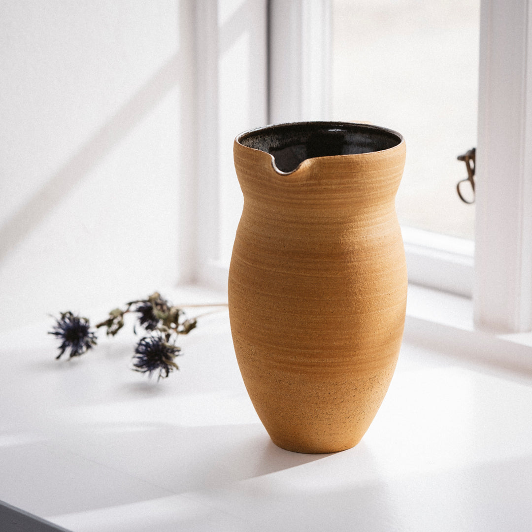 Malin Eva Altena, Krug, Keramik/ Steinzeug, innen bläulich glasiert
