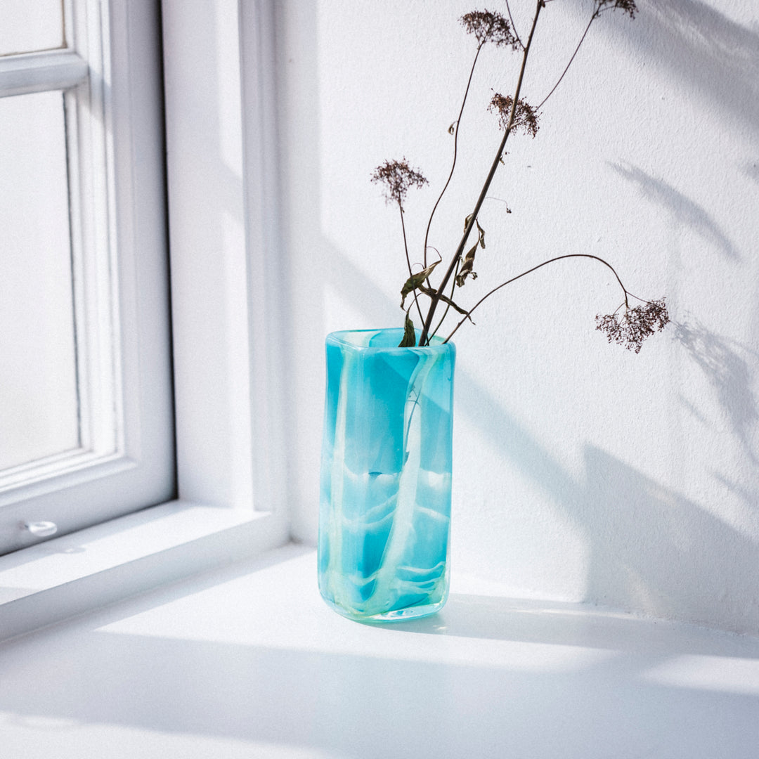 Handgemachte Vase aus Glas in petrol mit Blume von Barbara Ebner von Eschenbach | haptik.de