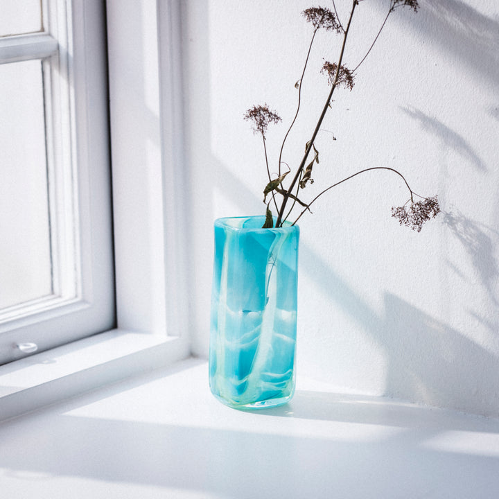 Handgemachte Vase aus Glas in petrol mit Blume von Barbara Ebner von Eschenbach | haptik.de