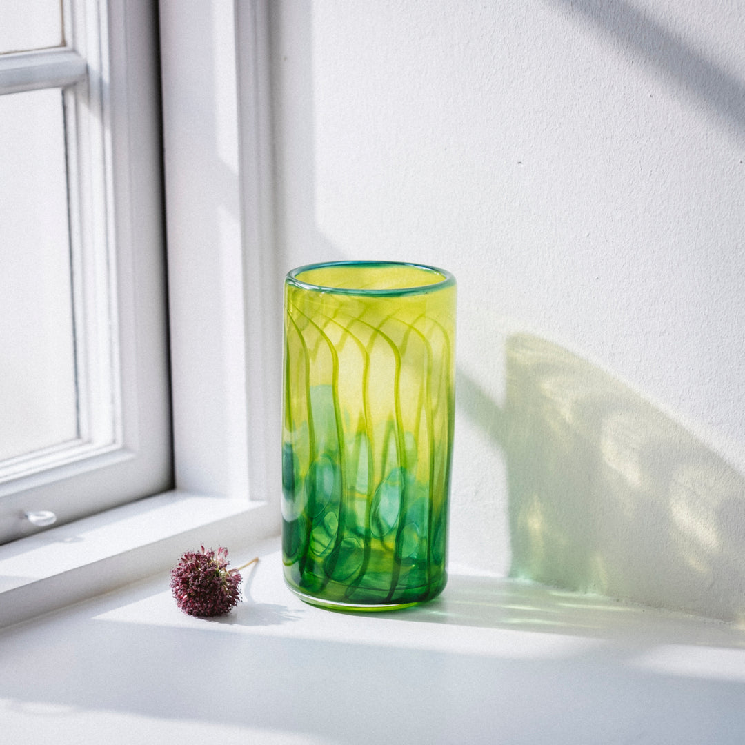 Handgemachte zylindrische Vase aus Glas in grün mit floralem Muster und Blüte von Barbara Ebner von Eschenbach | haptik.de