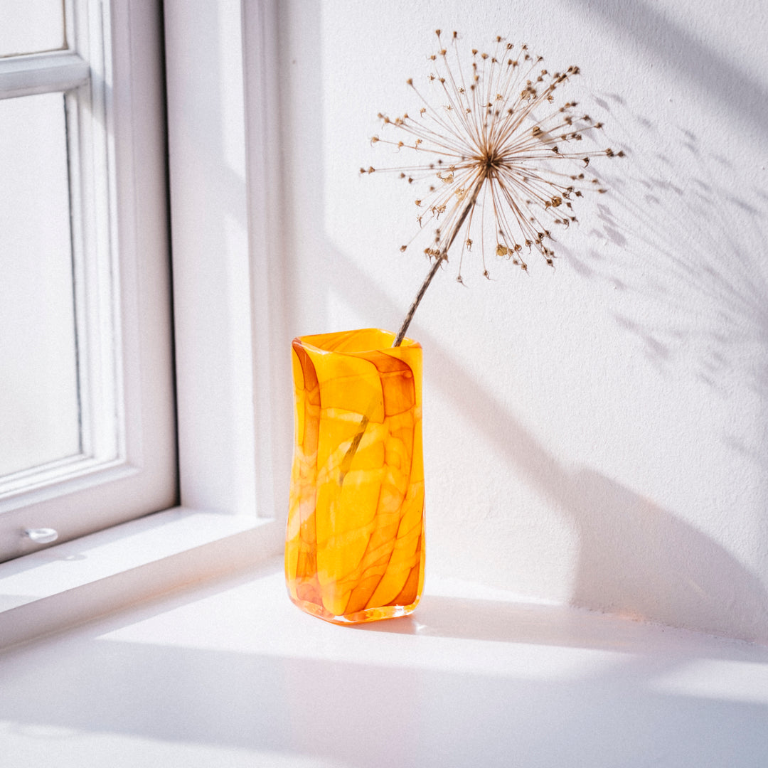 Handgemachte Vase aus Glas in orange mit Blüte von Barbara Ebner von Eschenbach | haptik.de