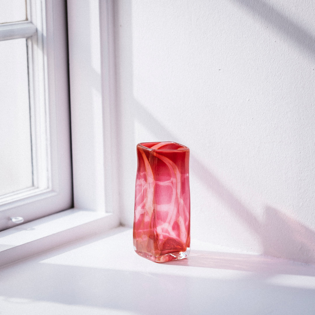 Handgemachte Vase aus Glas in gold-rubin von Barbara Ebner von Eschenbach | haptik.de