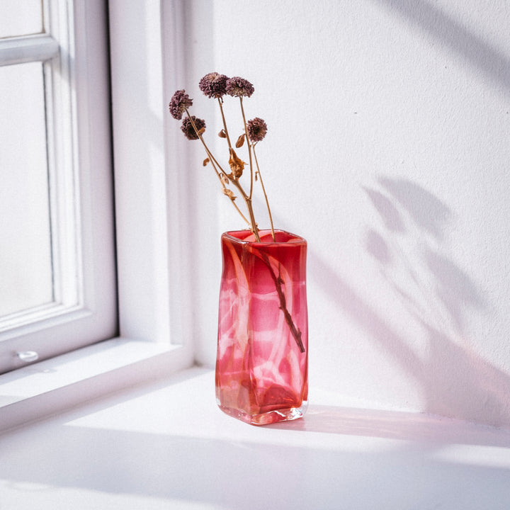 Handgemachte Vase aus Glas in gold-rubin mit Trockenblume von Barbara Ebner von Eschenbach | haptik.de