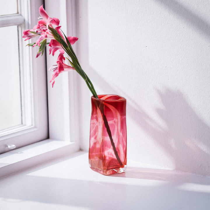 Handgemachte Vase aus Glas in gold-rubin mit Blume von Barbara Ebner von Eschenbach | haptik.de