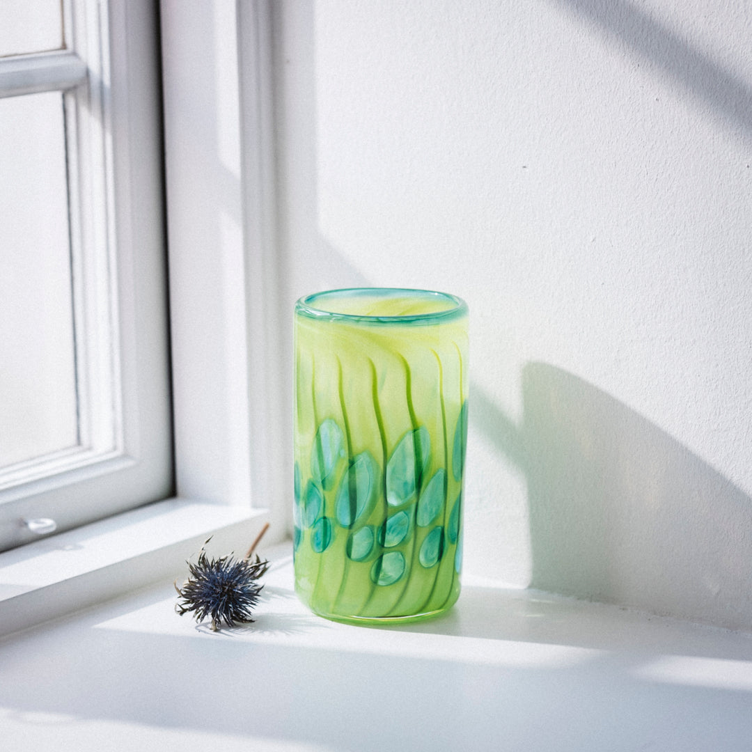 Handgemachte zylindrische Vase aus Glas in grün mit floralem Muster und Distel-Blüte von Barbara Ebner von Eschenbach | haptik.de