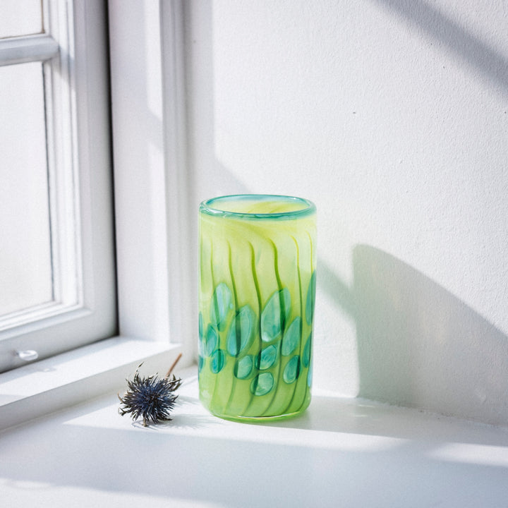 Handgemachte zylindrische Vase aus Glas in grün mit floralem Muster und Distel-Blüte von Barbara Ebner von Eschenbach | haptik.de