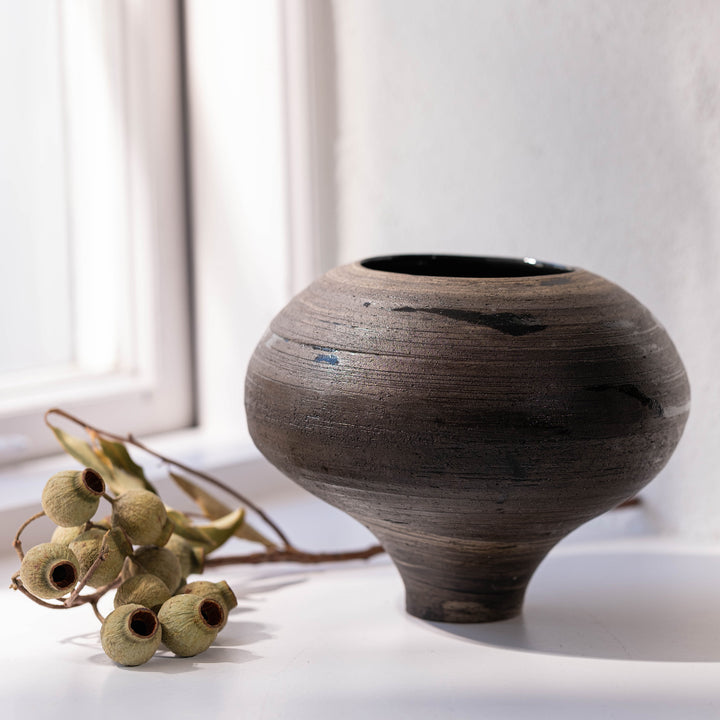 Carolin Ludwigs, Keramik Vase, braun, Ansicht Seite | haptik.de