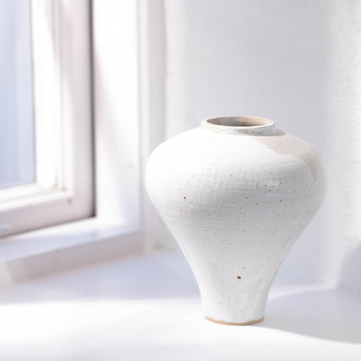 Carolin Ludwigs, Keramik Vase, weiß, Seitenansicht links | haptik.de