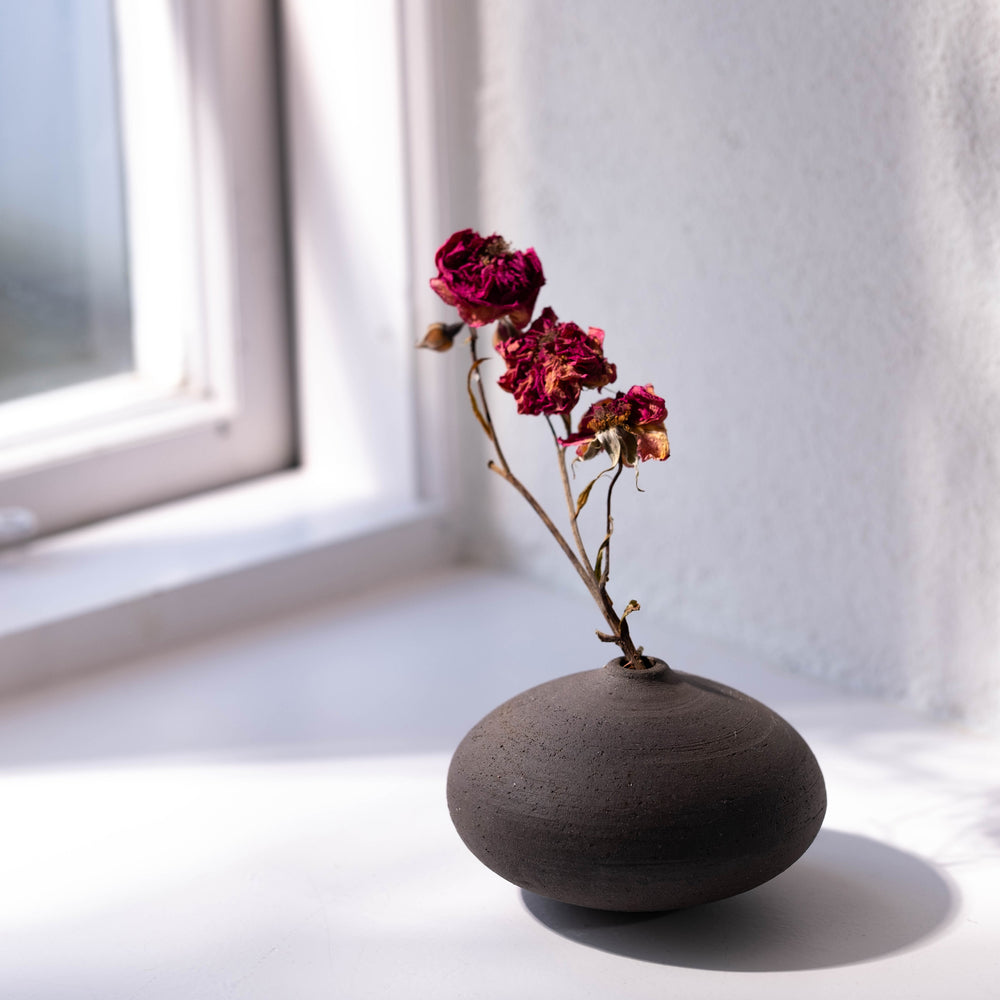 Carolin Ludwigs, Keramik Vase, Kreisel, unglasiert, Rose | haptik.de