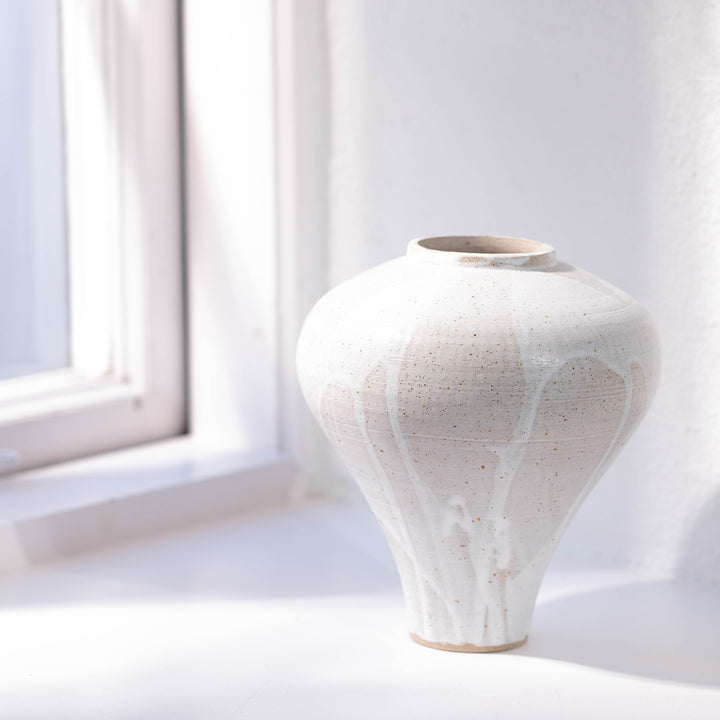 Carolin Ludwigs, Keramik Vase, weiß, Seitenansicht | haptik.de