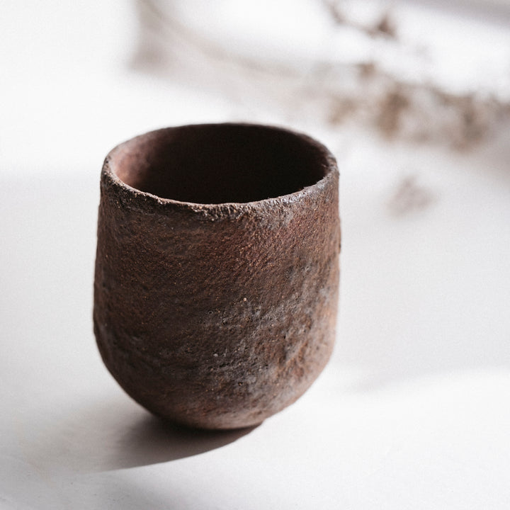 Dietlind Wolf Traces Becher Steinzeug rot, medium Detail | haptik.de