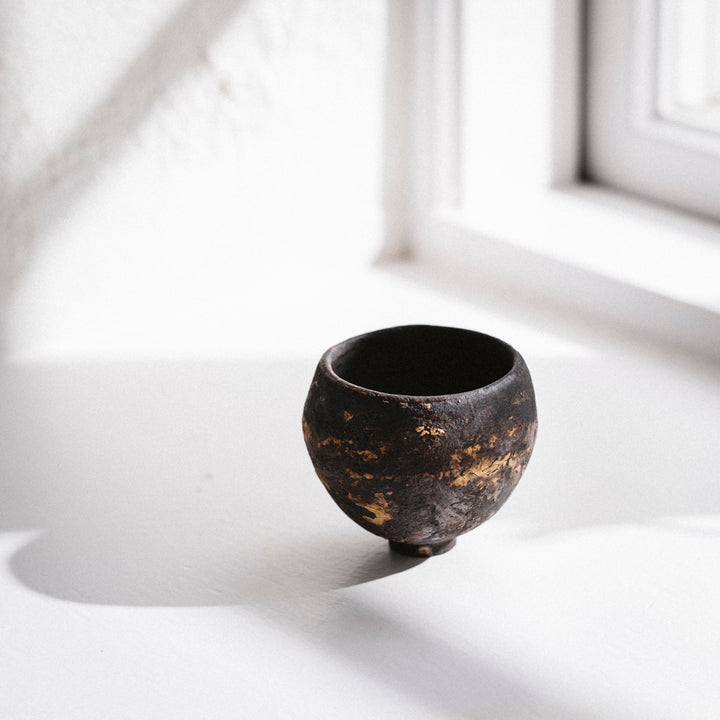 Dietlind Wolf Traces Cup Steinzeug Schwarz Rückseite | haptik.de