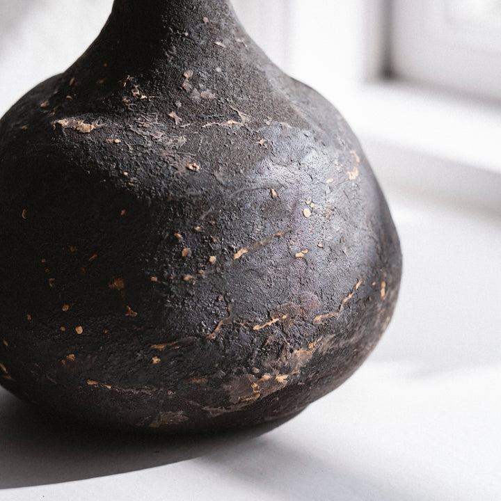Dietlind Wolf Traces Vase Steinzeug schwarz Oberfläche | haptik.de