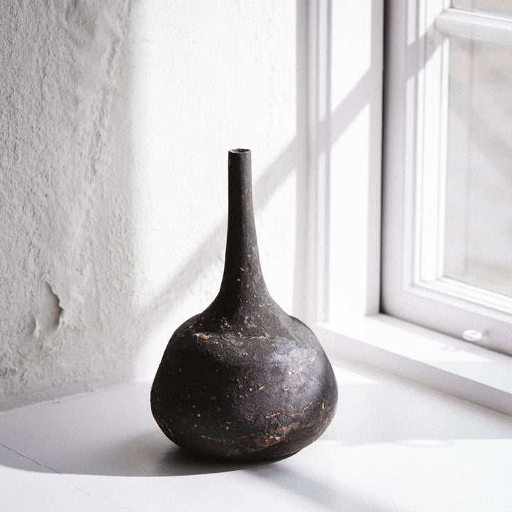 Dietlind Wolf Traces Vase Steinzeug schwarz Rückseite | haptik.de