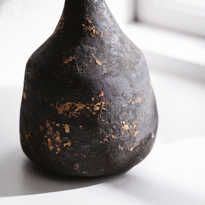 Dietlind Wolf Traces Vase Steinzeug schwarz Oberfläche | haptik.de