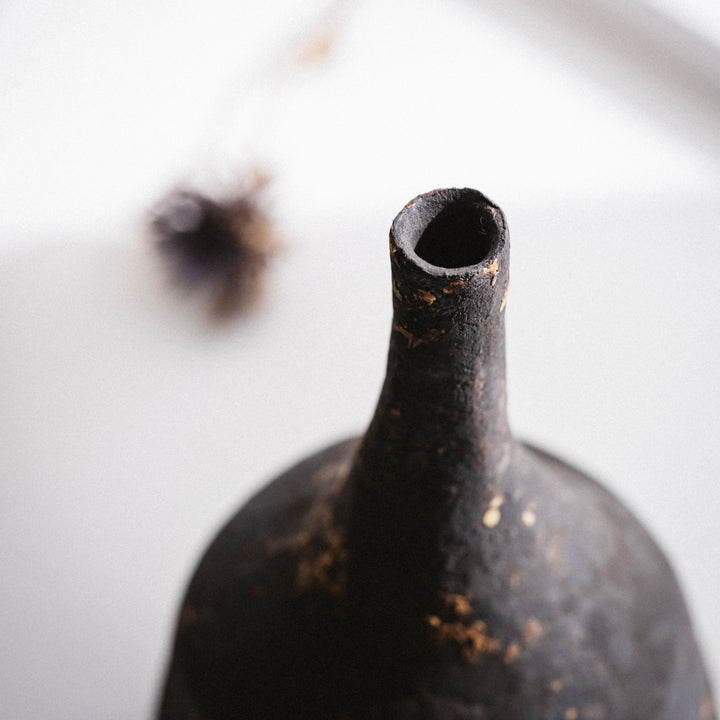 Dietlind Wolf Traces Vase Steinzeug schwarz Detail | haptik.de