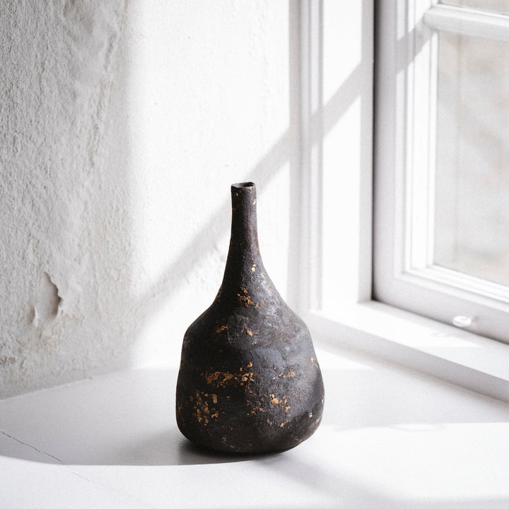 Dietlind Wolf Traces Vase Steinzeug schwarz Rückseite | haptik.de
