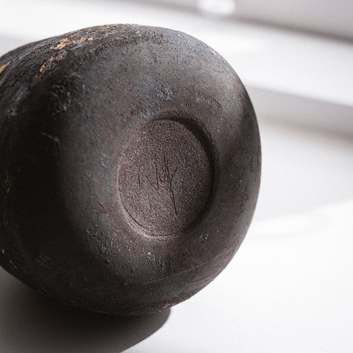 Dietlind Wolf Traces Vase Steinzeug schwarz Unterseite | haptik.de