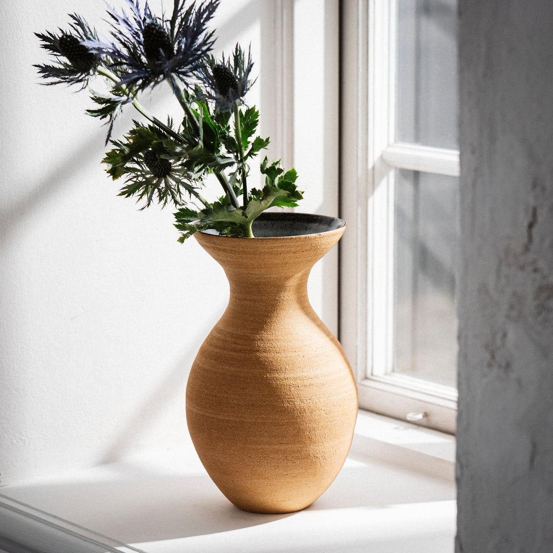 Malin Eva Altena, Vase, Keramik/ Steinzeug, innen bläulich glasiert, H30cm x Ø18cm