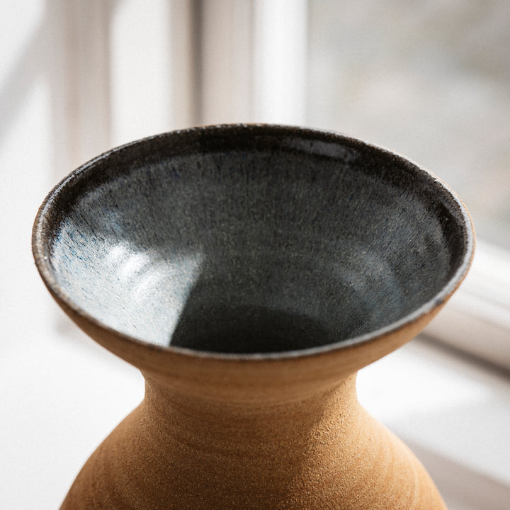 Malin Eva Altena, Vase, Keramik/ Steinzeug, innen bläulich glasiert, H30cm x Ø18cm