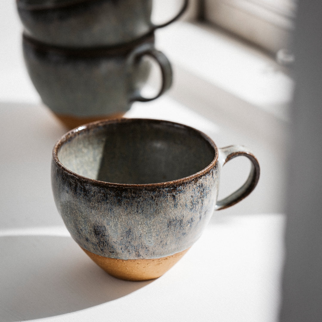 Malin Eva Altena, Tasse mit Henkel, Keramik/ Steinzeug, bläulich glasiert,  H8cm x Ø10cm