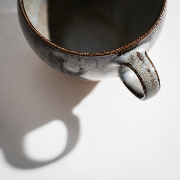 Malin Eva Altena, Tasse mit Henkel, Keramik/ Steinzeug, bläulich glasiert,  H8cm x Ø10cm