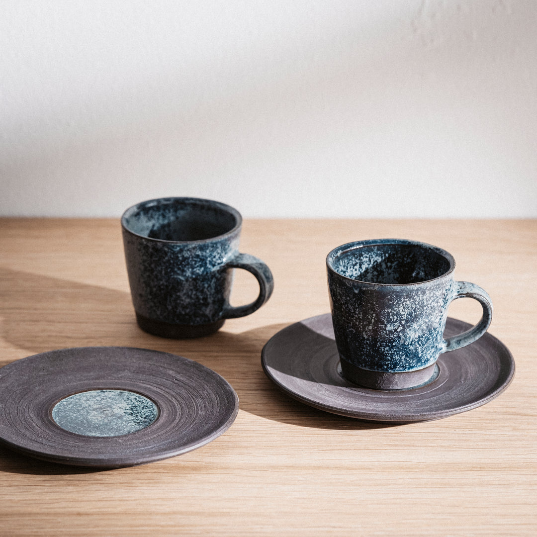 Lisa Rosemann, Espresso Tasse und Untertasse, 6cm, anthrazitfarbender Steinzeugton, blau glasiert