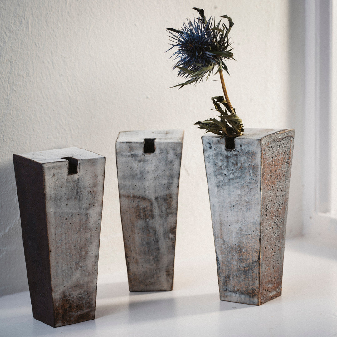 Tomoko Iwata, Vase, jap. Keramik, Trapez, weiße Glasur