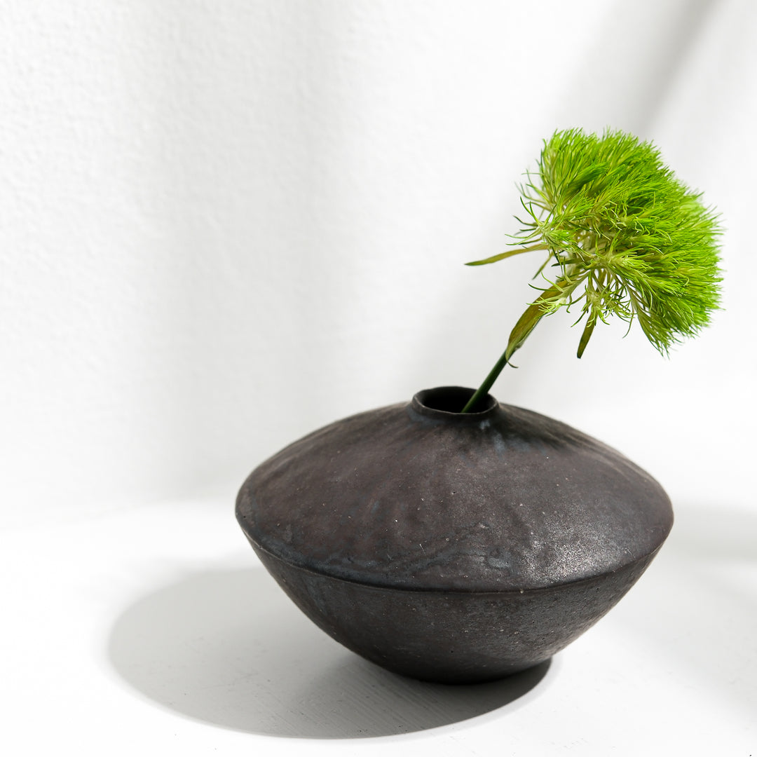 Tomoko Iwata, Vase, kegelförmig umgedreht, schwarz  | japanische Keramik (TI27)