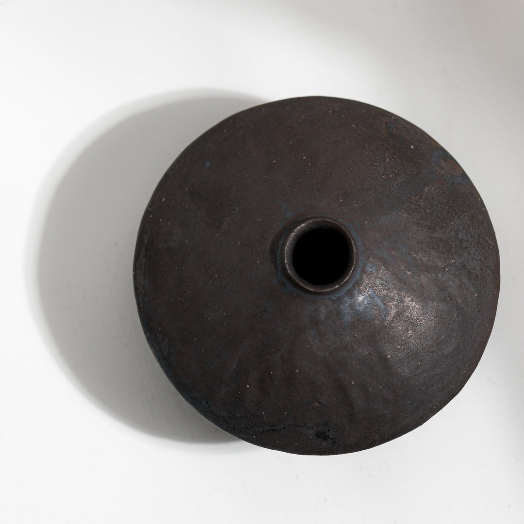 Tomoko Iwata, Vase, kegelförmig umgedreht, schwarz  | japanische Keramik (TI27)