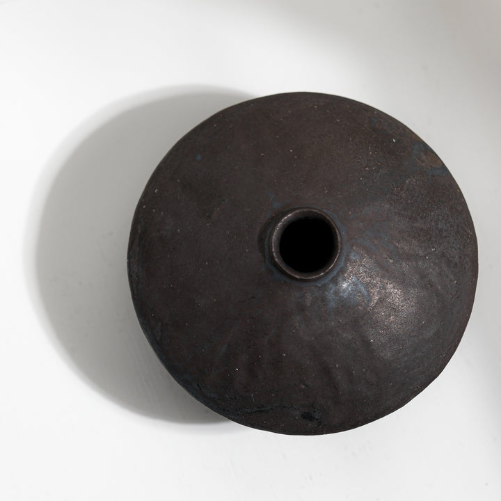 Tomoko Iwata, Vase, kegelförmig umgedreht, schwarz  | japanische Keramik (TI27)