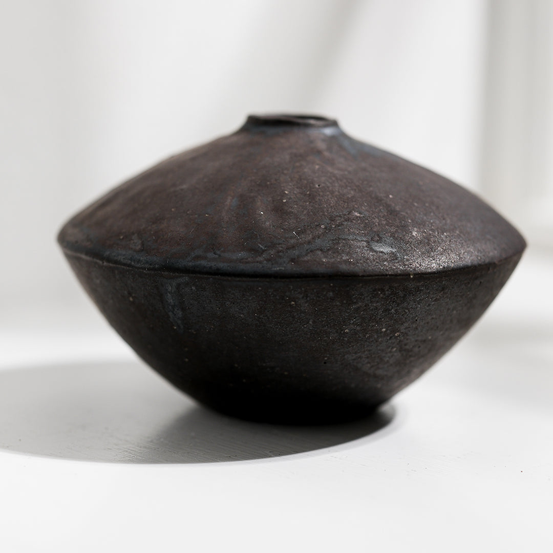 Tomoko Iwata, Vase, kegelförmig umgedreht, schwarz  | japanische Keramik (TI27)