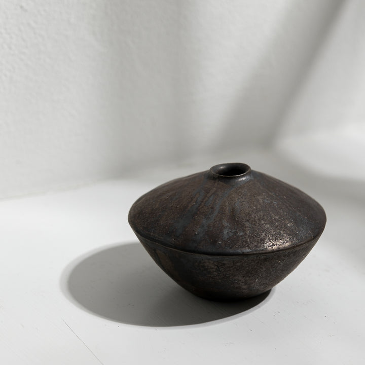 Tomoko Iwata, Vase, kegelförmig umgedreht, klein, schwarz  | japanische Keramik (TI26)