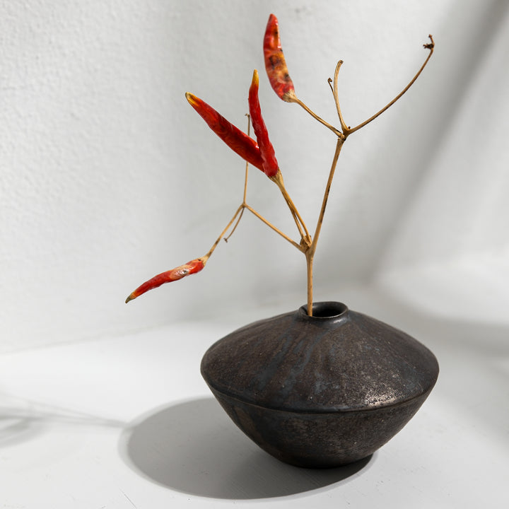 Tomoko Iwata, Vase, kegelförmig umgedreht, klein, schwarz  | japanische Keramik (TI26)