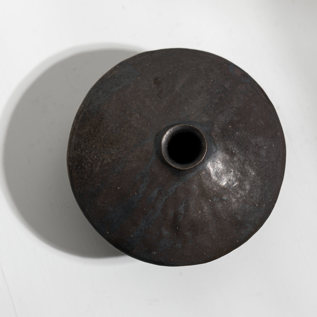 Tomoko Iwata, Vase, kegelförmig umgedreht, klein, schwarz  | japanische Keramik (TI26)