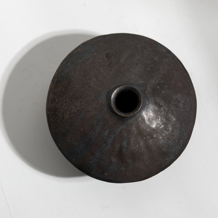 Tomoko Iwata, Vase, kegelförmig umgedreht, klein, schwarz  | japanische Keramik (TI26)