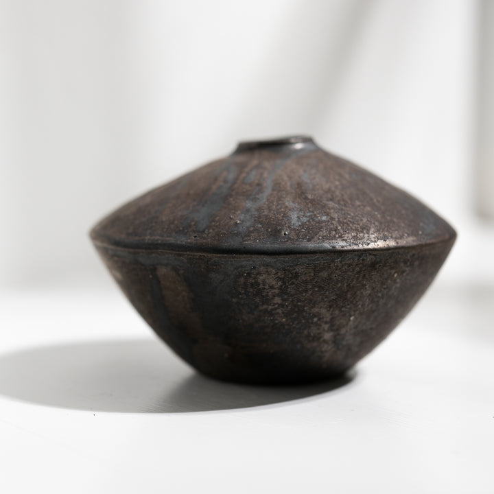 Tomoko Iwata, Vase, kegelförmig umgedreht, klein, schwarz  | japanische Keramik (TI26)