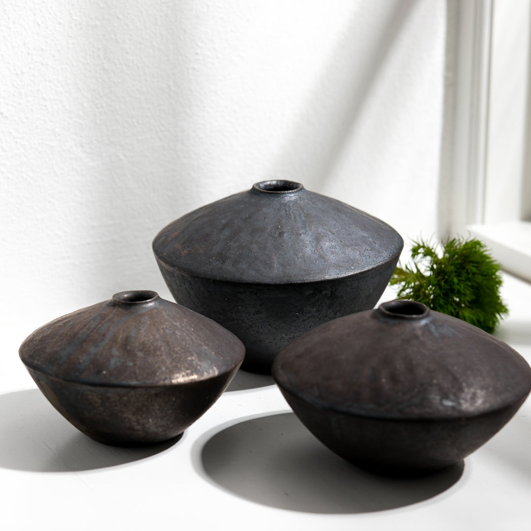 Tomoko Iwata, Vase, kegelförmig umgedreht, klein, schwarz  | japanische Keramik (TI26)