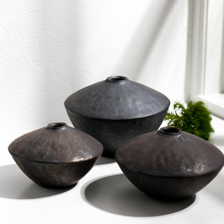 Tomoko Iwata, Vase, kegelförmig umgedreht, klein, schwarz  | japanische Keramik (TI26)