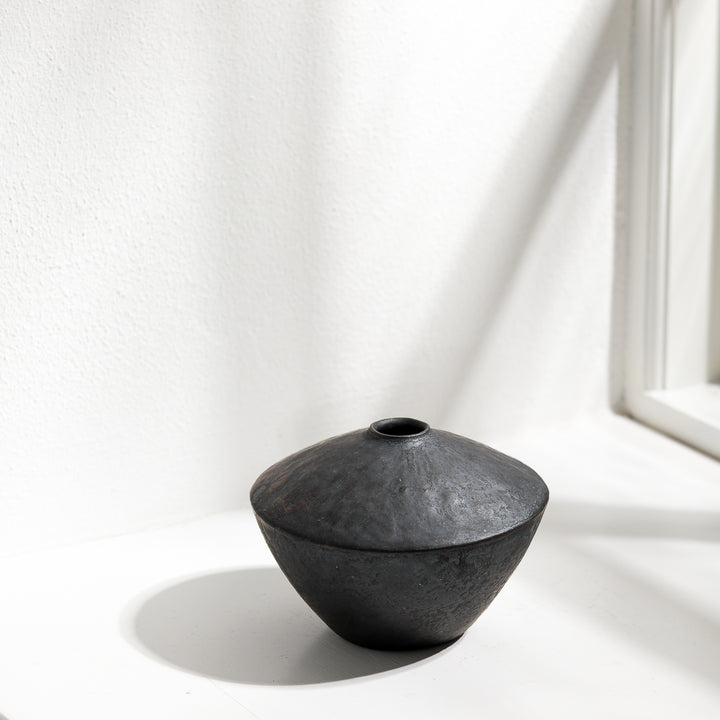 Tomoko Iwata, Vase, kegelförmig umgedreht, groß, schwarz  | japanische Keramik (TI28)