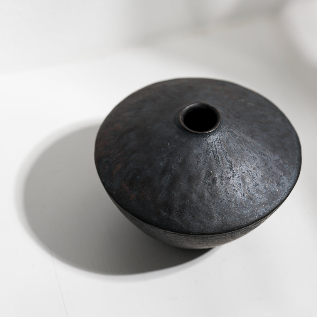 Tomoko Iwata, Vase, kegelförmig umgedreht, groß, schwarz  | japanische Keramik (TI28)