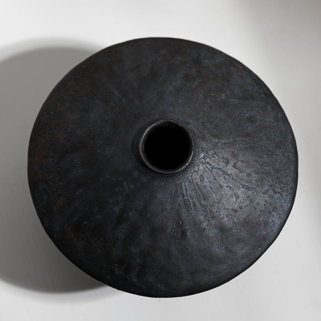 Tomoko Iwata, Vase, kegelförmig umgedreht, groß, schwarz  | japanische Keramik (TI28)