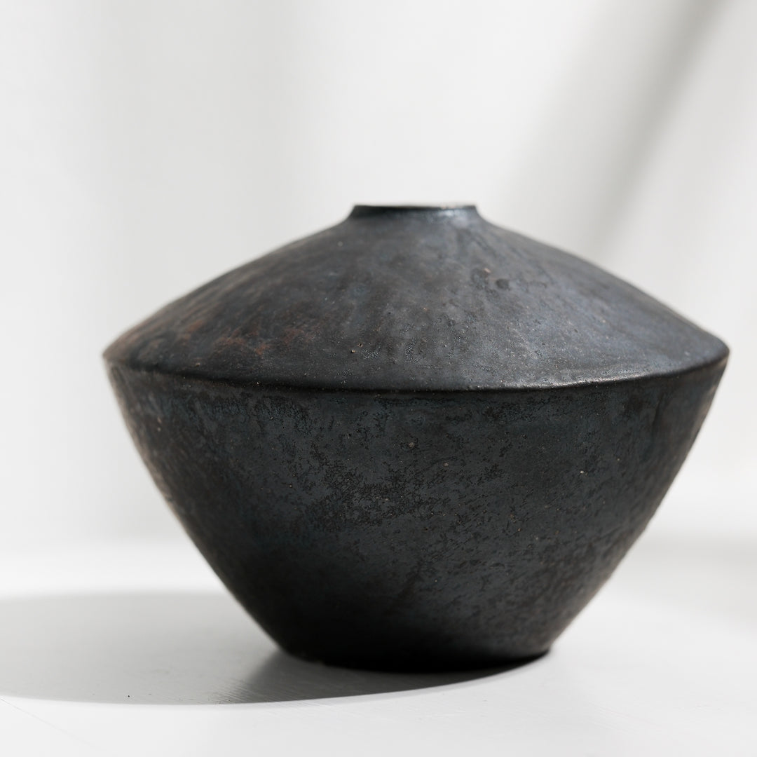 Tomoko Iwata, Vase, kegelförmig umgedreht, groß, schwarz  | japanische Keramik (TI28)