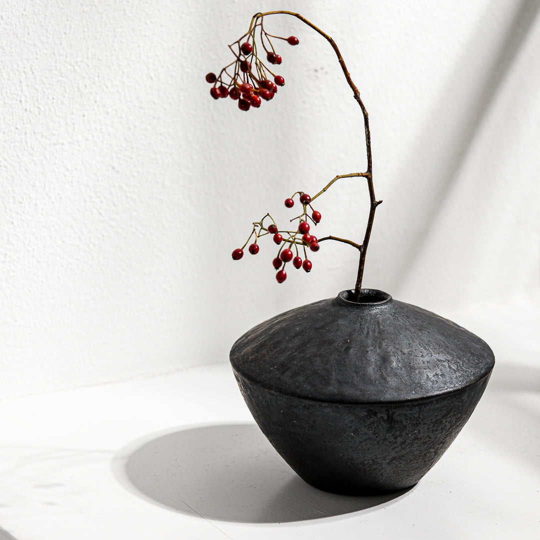 Tomoko Iwata, Vase, kegelförmig umgedreht, groß, schwarz  | japanische Keramik (TI28)