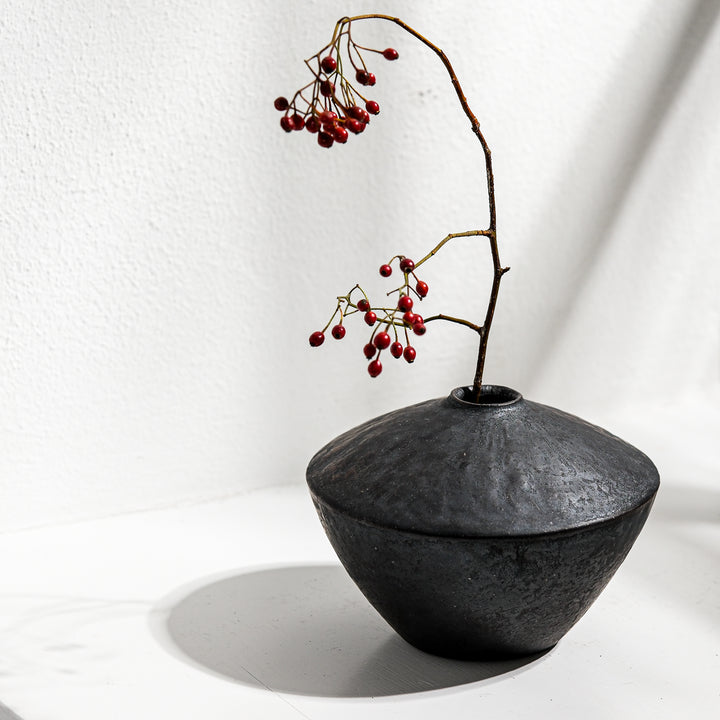 Tomoko Iwata, Vase, kegelförmig umgedreht, groß, schwarz  | japanische Keramik (TI28)