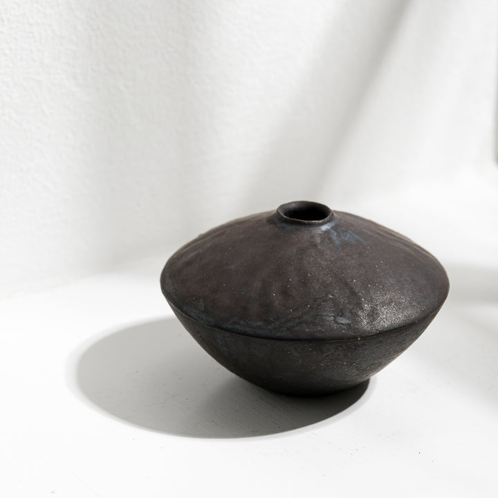 Tomoko Iwata, Vase, kegelförmig umgedreht, schwarz  | japanische Keramik (TI27)