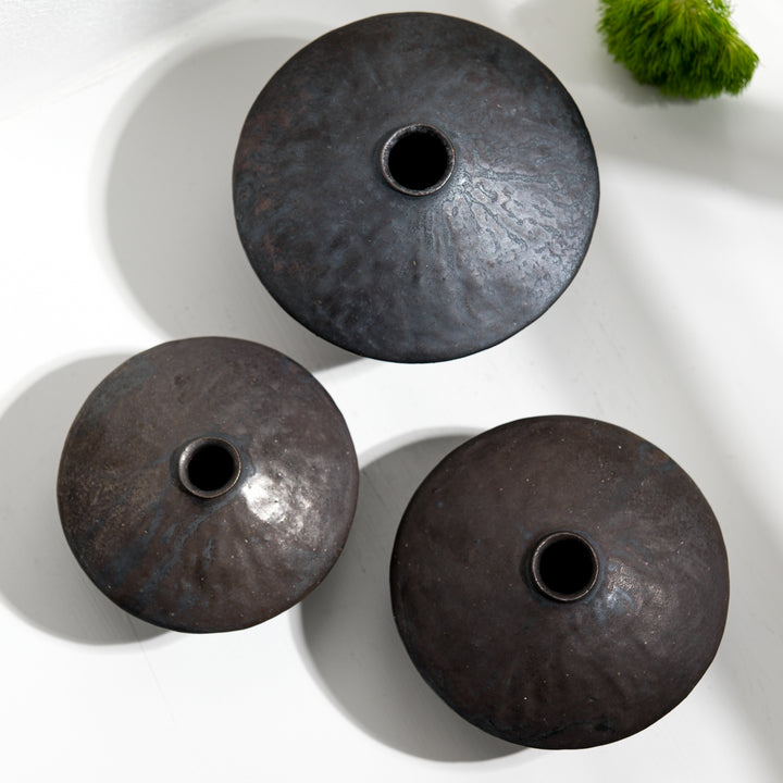 Tomoko Iwata, Vase, kegelförmig umgedreht, schwarz  | japanische Keramik (TI27)