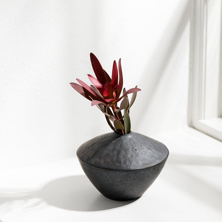 Tomoko Iwata, Vase, kegelförmig umgedreht, groß, schwarz  | japanische Keramik (TI28)